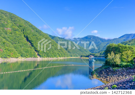 Summer scenery of Hirose Dam and the beautiful Hirose Lake (Yamanashi City, Yamanashi Prefecture) Summer scenery of Hirose Dam and the beautiful Hirose Lake (Yamanashi City, Yamanashi Prefecture) 142712368
