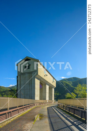 陽光明媚的日子,站在廣瀨水壩頂端,碧空如洗,陽光燦爛(山梨縣山梨市) 陽光明媚的日子,站在廣瀨水壩頂端,碧空如洗,陽光燦爛(山梨縣山梨市) 142712373