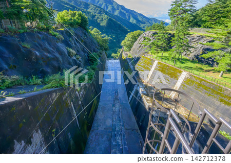 The spillway of Hirose Dam and the beautiful lush green mountains (Yamanashi City, Yamanashi Prefecture) The spillway of Hirose Dam and the beautiful lush green mountains (Yamanashi City, Yamanashi Prefecture) 142712378