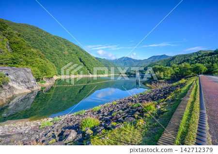 A beautiful view of the Hirose Dam and the lush green mountains under a clear blue sky (Yamanashi City, Yamanashi Prefecture) A beautiful view of the Hirose Dam and the lush green mountains under a clear blue sky (Yamanashi City, Yamanashi Prefecture) 142712379