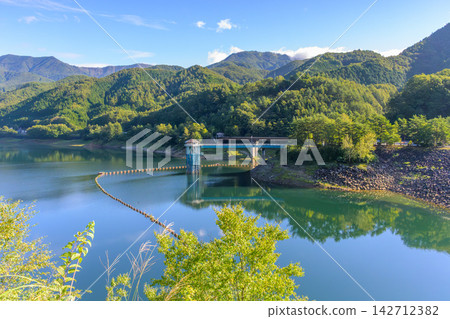 廣瀨水壩進水塔和廣瀨湖的夏季景色 廣瀨水壩進水塔和廣瀨湖的夏季景色 142712382