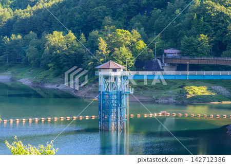 廣瀨水壩進水塔和廣瀨湖的夏季景色 廣瀨水壩進水塔和廣瀨湖的夏季景色 142712386