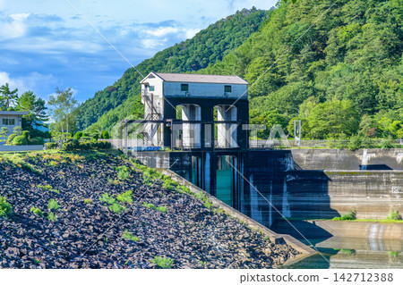 從山梨縣山梨市眺望廣瀨水壩及其洩洪閘門。 從山梨縣山梨市眺望廣瀨水壩及其洩洪閘門。 142712388