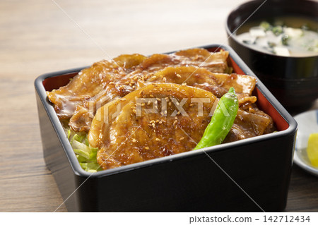 Pork rice bowl set meal 142712434