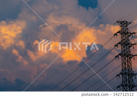 夏日傍晚的高壓輸電線路和雲層 a-1 夏日傍晚的高壓輸電線路和雲層 a-1 142712512