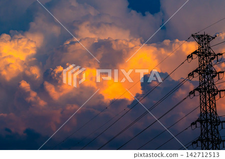夏日傍晚的高壓輸電線路與雲層 a-2 高色彩飽和度對比 夏日傍晚的高壓輸電線路與雲層 a-2 高色彩飽和度對比 142712513