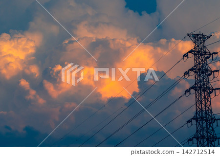夏日傍晚的高壓輸電線路和雲層 a-3 暖色和冷色強調 142712514