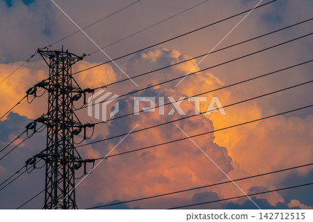 夏日傍晚的高壓輸電線路和雲層 b-1 142712515