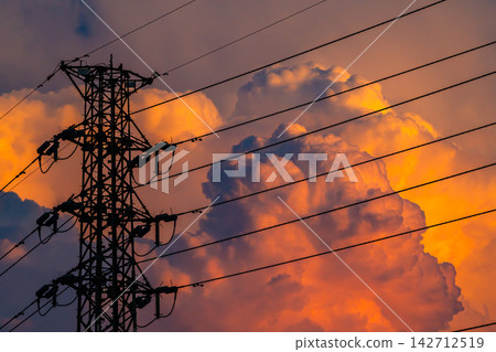 夏日傍晚的高壓輸電線路和雲層。 c-2 高飽和度對比度 夏日傍晚的高壓輸電線路和雲層。 c-2 高飽和度對比度 142712519