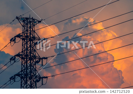 夏日傍晚的高壓輸電線路和雲層。 c-3 強調冷暖色調。 夏日傍晚的高壓輸電線路和雲層。 c-3 強調冷暖色調。 142712520