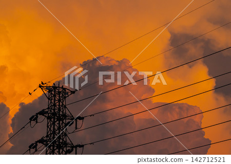 夏日傍晚的高壓輸電線路和雲層 d-1 夏日傍晚的高壓輸電線路和雲層 d-1 142712521
