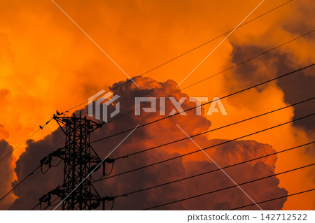 夏日傍晚的高壓輸電線路和雲層 d-2 高飽和度對比 142712522