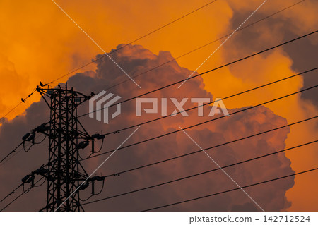 夏日傍晚的高壓輸電線路和雲層 e-1 142712524