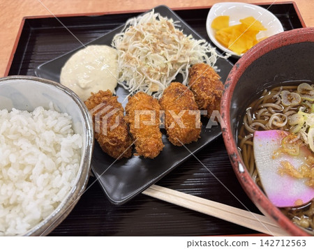 Delicious soba noodles and fried oysters Delicious soba noodles and fried oysters 142712563