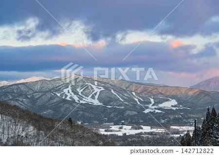 岐阜縣滑雪勝地和雪山冬季全景照片 [岐阜雪山風景照片] 142712822