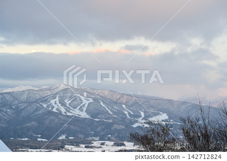 岐阜縣滑雪勝地和雪山冬季全景照片 [岐阜雪山風景照片] 142712824