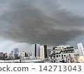 Natural phenomenon: Dark rain clouds approach Tokyo, the sky suggests heavy rain is on the horizon. 142713043