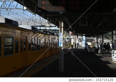 Ube Line platform at Shin-Yamaguchi Station Ube Line platform at Shin-Yamaguchi Station 142713120