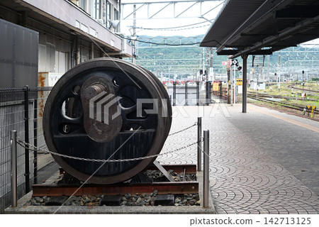 新山口站的蒸氣機車驅動輪 新山口站的蒸氣機車驅動輪 142713125