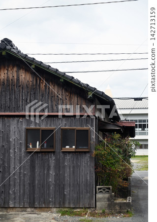 Old wooden-walled house Old wooden-walled house 142713159
