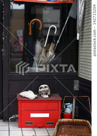 商店入口處擺放著各種小件物品。 商店入口處擺放著各種小件物品。 142713204