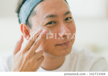 Spot care time for men in their 40s Spot care time for men in their 40s 142713484