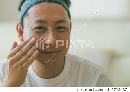 A natural skincare routine for a man in his 40s A natural skincare routine for a man in his 40s 142713487
