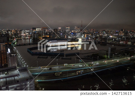 夜幕降臨,從博多港塔的觀景台上眺望博多港 夜幕降臨,從博多港塔的觀景台上眺望博多港 142713615