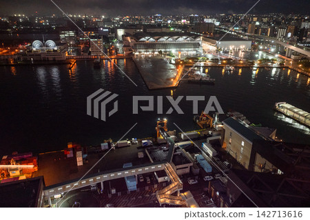 夜幕降臨,從博多港塔的觀景台上眺望博多港 夜幕降臨,從博多港塔的觀景台上眺望博多港 142713616
