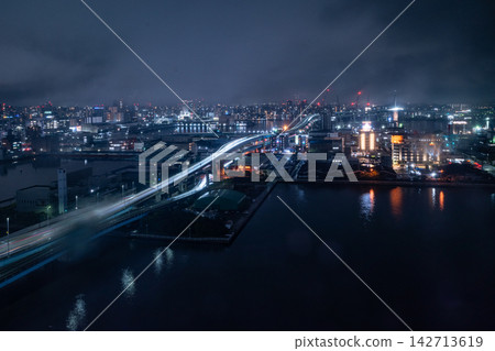 夜幕降臨,從博多港塔的觀景台上眺望博多港 夜幕降臨,從博多港塔的觀景台上眺望博多港 142713619