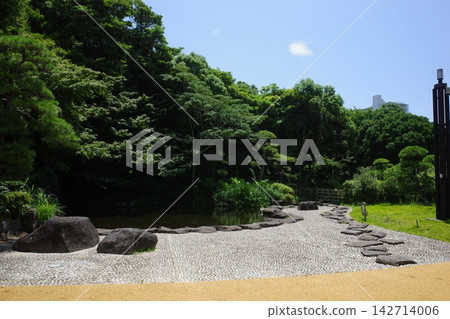 The upper pond is located outside the Mihamaen Garden in Makuhari Seaside Park. The upper pond is located outside the Mihamaen Garden in Makuhari Seaside Park. 142714006
