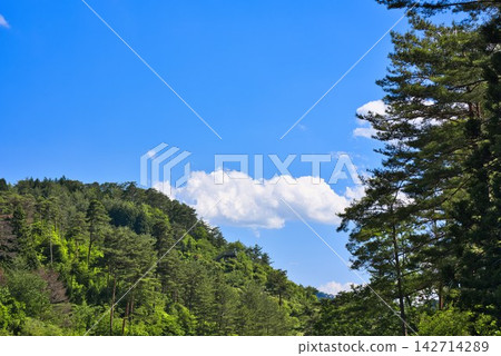 Blue skies over Kurosawa Marsh (Miyoshi City, Tokushima Prefecture) Blue skies over Kurosawa Marsh (Miyoshi City, Tokushima Prefecture) 142714289