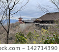 A winter scene of Kyoto with views of the stage and three-story pagoda of Kiyomizu-dera Temple, as well as the city of Kyoto and the surrounding mountains. 142714390