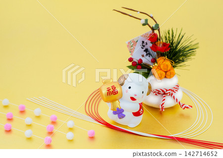 羊年新年卡片設計：一隻可愛的小羊羔拿著一把魔法木槌，背景是金色的。 142714652