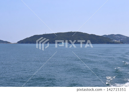 伊勢灣渡輪從坂手島(三重縣鳥羽市)沿岸駛過 伊勢灣渡輪從坂手島(三重縣鳥羽市)沿岸駛過 142715351