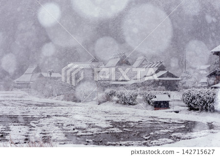 京都府南丹市美山町,白雪皚皚的茅草屋村莊,宛如民間傳說中的場景。 京都府南丹市美山町,白雪皚皚的茅草屋村莊,宛如民間傳說中的場景。 142715627