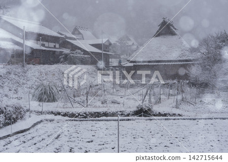 京都府南丹市美山町,白雪皚皚的茅草屋村莊,宛如民間傳說中的場景。 京都府南丹市美山町,白雪皚皚的茅草屋村莊,宛如民間傳說中的場景。 142715644