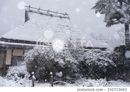 京都府南丹市美山町,白雪皚皚的茅草屋村莊,宛如民間傳說中的場景。 京都府南丹市美山町,白雪皚皚的茅草屋村莊,宛如民間傳說中的場景。 142715662