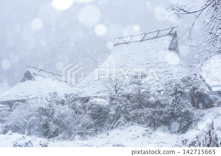 京都府南丹市美山町,白雪皚皚的茅草屋村莊,宛如民間傳說中的場景。 京都府南丹市美山町,白雪皚皚的茅草屋村莊,宛如民間傳說中的場景。 142715665