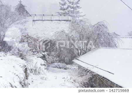 A snow-covered thatched village in Miyama-cho, Nantan City, Kyoto Prefecture, that looks like something out of a folktale. A snow-covered thatched village in Miyama-cho, Nantan City, Kyoto Prefecture, that looks like something out of a folktale. 142715669