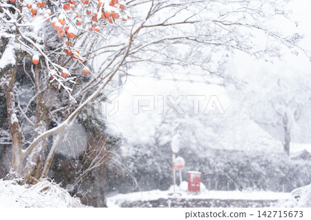 A snow-covered thatched village in Miyama-cho, Nantan City, Kyoto Prefecture, that looks like something out of a folktale. A snow-covered thatched village in Miyama-cho, Nantan City, Kyoto Prefecture, that looks like something out of a folktale. 142715673