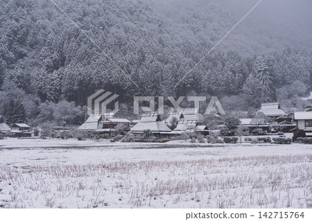 A snow-covered thatched village in Miyama-cho, Nantan City, Kyoto Prefecture, that looks like something out of a folktale. A snow-covered thatched village in Miyama-cho, Nantan City, Kyoto Prefecture, that looks like something out of a folktale. 142715764