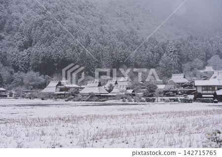 A snow-covered thatched village in Miyama-cho, Nantan City, Kyoto Prefecture, that looks like something out of a folktale. A snow-covered thatched village in Miyama-cho, Nantan City, Kyoto Prefecture, that looks like something out of a folktale. 142715765