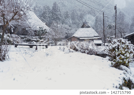 京都府南丹市美山町,白雪皚皚的茅草屋村莊,宛如民間傳說中的場景。 京都府南丹市美山町,白雪皚皚的茅草屋村莊,宛如民間傳說中的場景。 142715790