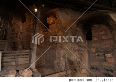 Photographing the only remaining climbing kiln in Shigaraki, a pottery town in Koka City, Shiga Prefecture Photographing the only remaining climbing kiln in Shigaraki, a pottery town in Koka City, Shiga Prefecture 142715848