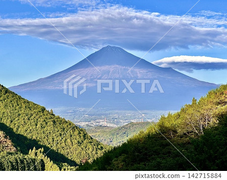 從山間眺望富士山與雲海 142715884