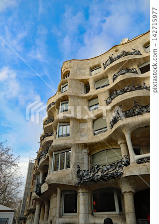 西班牙巴塞隆納米拉之家(Casa Milà)外觀,該建築由高第設計,是聯合國教科文組織世界遺產。 西班牙巴塞隆納米拉之家(Casa Milà)外觀,該建築由高第設計,是聯合國教科文組織世界遺產。 142715977