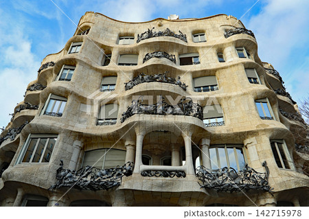 西班牙巴塞隆納米拉之家(Casa Milà)外觀,該建築由高第設計,是聯合國教科文組織世界遺產。 西班牙巴塞隆納米拉之家(Casa Milà)外觀,該建築由高第設計,是聯合國教科文組織世界遺產。 142715978