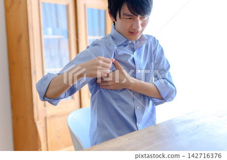 一名男子對腋下的氣味表示擔憂。 142716376