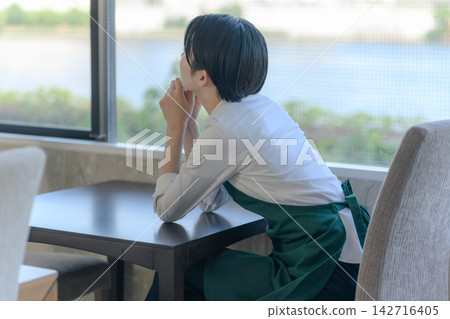 一個人在咖啡館裡思考 一個人在咖啡館裡思考 142716405